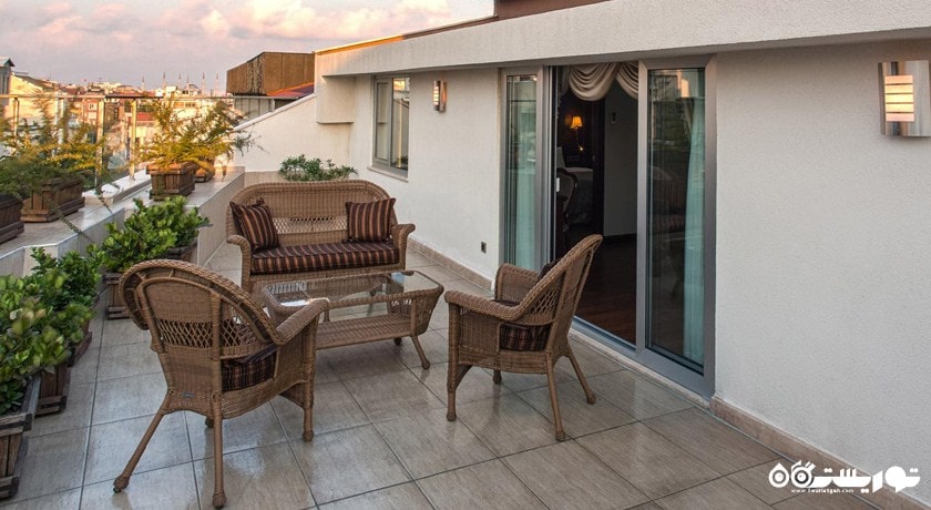 محوطه نشیمن در تراس